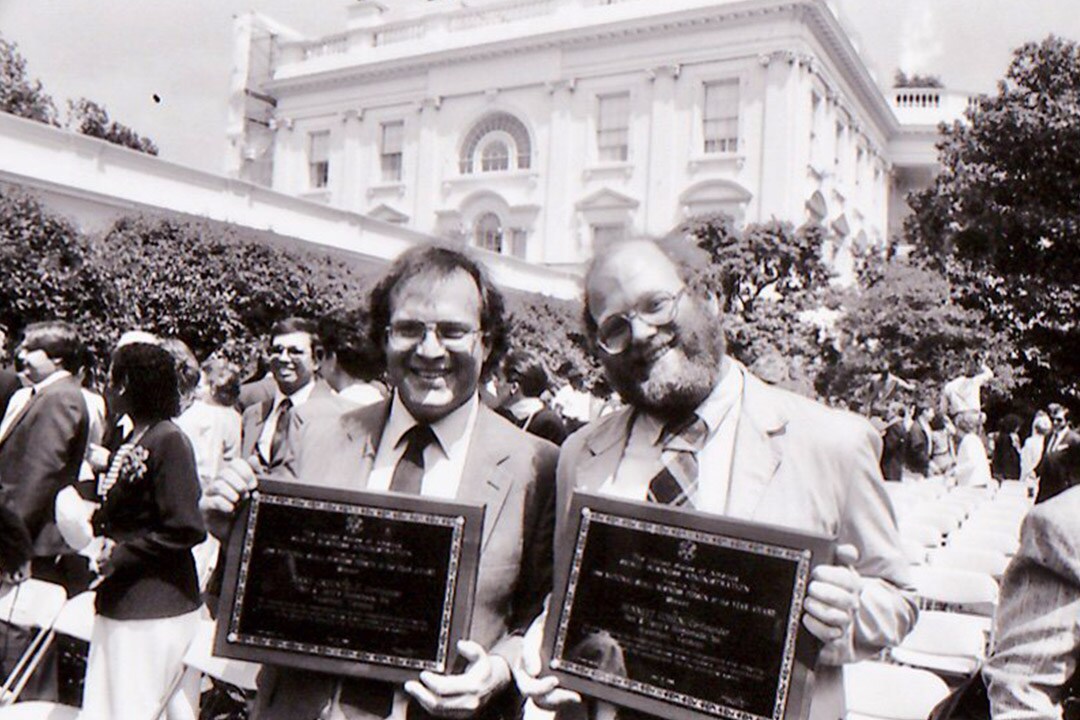 상패를 들고 있는 벤과 제리