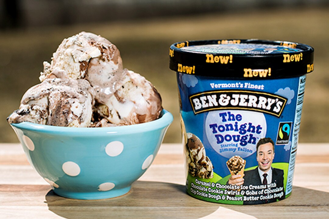 파인트와 함께 놓인 투나잇 도우 접시